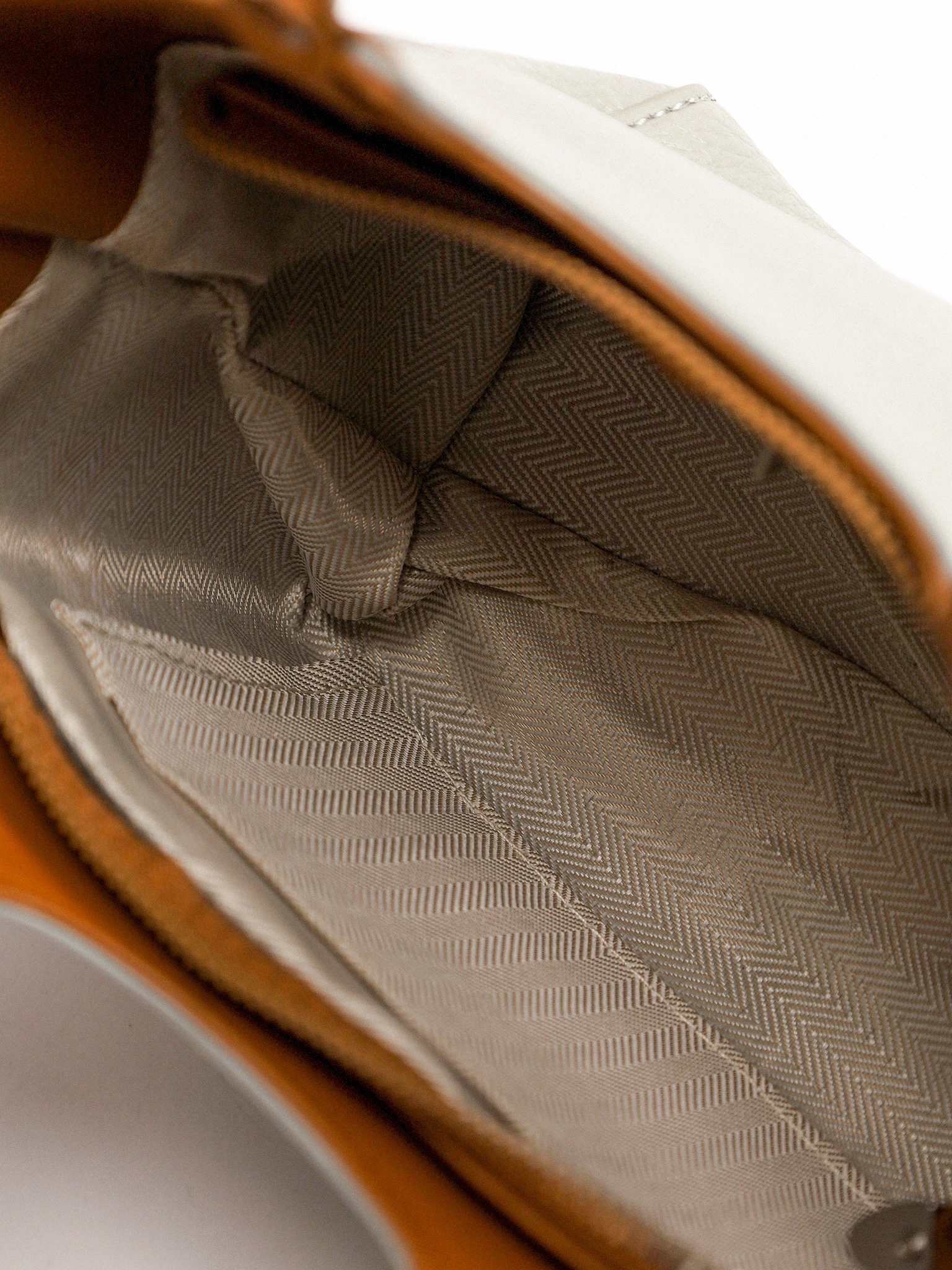 Сумка-тоут маленькая с декоративными ремешками в ассортименте